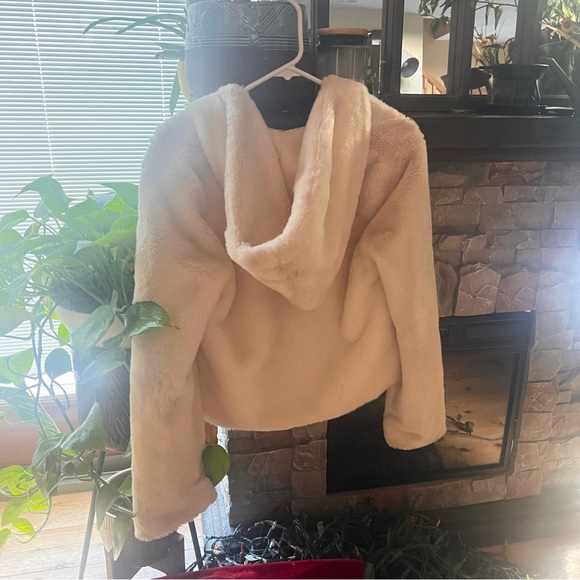 White fluffy jacket! - Picture 5 of 6